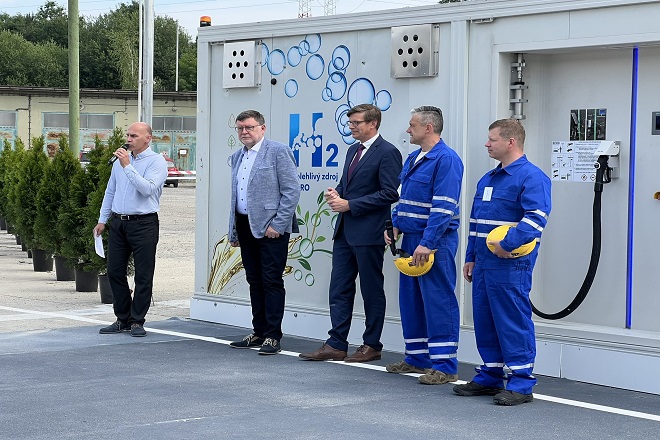 ČEPRO otevřelo svojí první vodíkovou plnicí stanici, která přispěje k dalšímu rozvoji udržitelné mobility