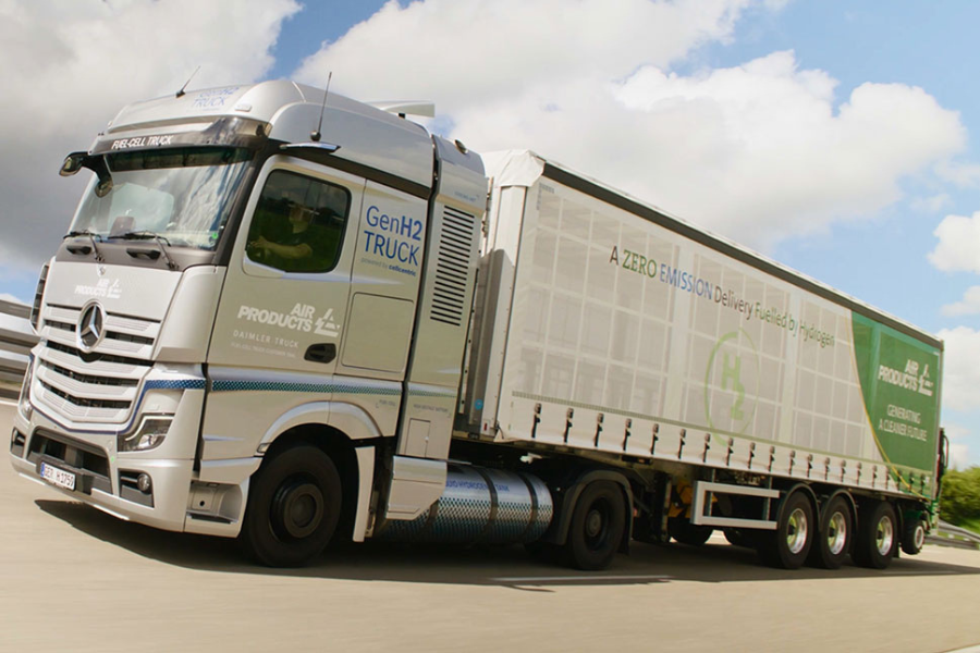 Air Products testuje s automobilkou Daimler Truck nákladní vozy Mercedes-Benz Genh2 na kapalný vodík a oznamuje plán výstavby evropské sítě pro doplňování vodíku