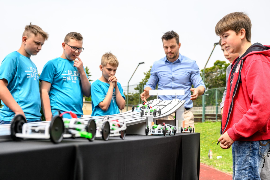 Jedinečný závod: Studenti základních škol si sáhli na budoucnost s modely vodíkových formulí